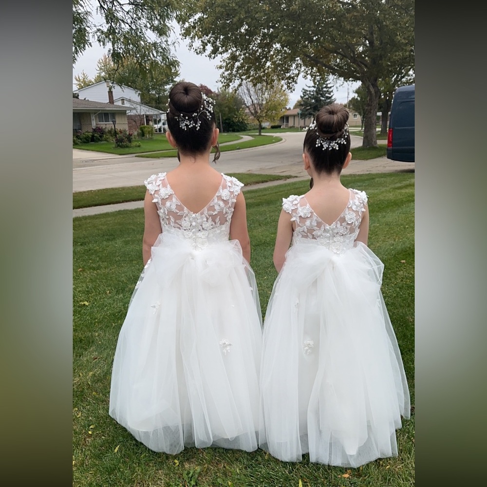 I have 2 flower girl dresses, both ivory sizes 5 and 8